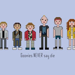 Può includere: Un'illustrazione pixel art dei personaggi dei Goonies, tra cui Data, Mikey, Brand, Andy e Sloth. I personaggi sono in fila e il testo "Goonies NEVER say die" è sotto di loro.