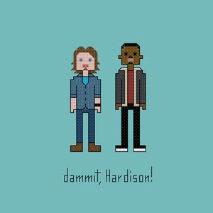 Op de afbeelding: Een kruissteekpatroon op een lichtblauwe achtergrond met twee gepixelde figuren. De linkerfiguur heeft bruin haar, een blauw jasje en een blauwe broek. De rechterfiguur heeft kort donker haar, een donker jasje en een zwarte broek. Tekst: dammit, Hardison!