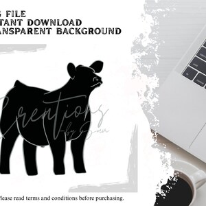 Op de afbeelding: Een zwart silhouet van een kalf op een witte achtergrond. De afbeelding bevat de tekst "PNG FILE", "INSTANT DOWNLOAD" en "TRANSPARENT BACKGROUND". Een laptop en een kopje koffie staan op de achtergrond.