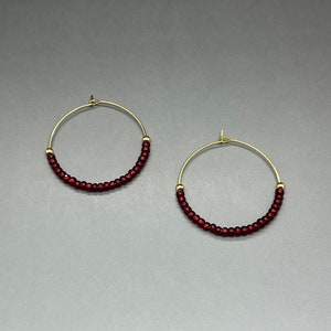 Boucles d'oreilles en perles de rocaille rouge grenat • Boucles d'oreilles faites à la main en perles de verre rouge transparent de 3 mm • Créoles • Boucles d'oreilles minimalistes • Fabriquées sur commande