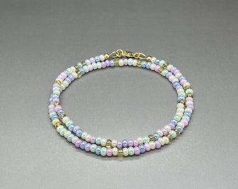 Collier de perles de rocaille • Collier de perles multicolores de 4 mm • Collier estival • Collier pastel • Collier de plage • Ambiance de plage • Fabriqué sur commande