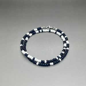 Collar veraniego fino de cuentas de semillas azules y blancas de Montana de 4 mm • Joyería unisex con estilo playero