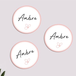 Etiquette autocollante baptême fille  |  Sticker, Autocollant rond 40 mm avec prénom - Rose tendre "Arabesque"