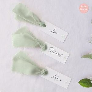 Ribbon Place Marker - Saliegroene of zachtroze doopplaatsmarkering | Glasmerk “Dove” Collectie | Typografie in kalligrafiestijl