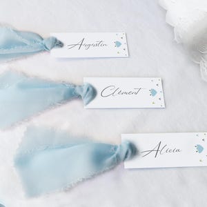Marque-Place ruban - Marque-place baptême bleu nuage | Marque verre  Collection "Envol de Tendresse" | Typographie style calligraphie