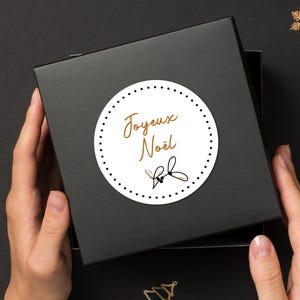 Kerststickers | Vrolijke kerststicker | Rond 40 mm, envelopsticker, decoratie, cadeau, gouden collectie “Eclats de Gui”.
