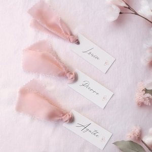 Tarjeta del lugar de la cinta | Marcador de lugar personalizado con nombre | Marca de vidrio "Dancer Arabesque" rosa suave, tipografía estilo caligrafía.