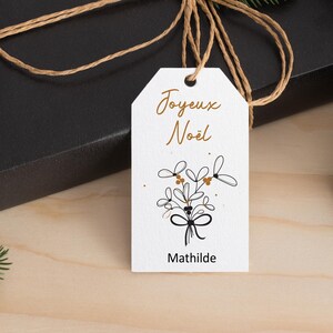 Lote: Etiqueta Feliz Natal | Etiqueta personalizada ilustrada com buquê de chips de visco | Branco e dourado | Gravável