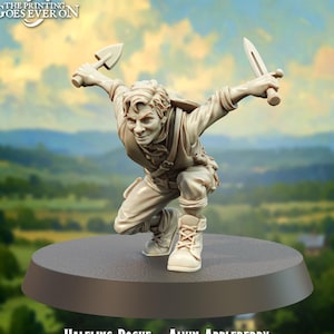 Puede incluir: Figura beige de un Halfling Rogue, Alvin Appleberry, en una pose dinámica, sosteniendo una paleta y una daga. La figura está arrodillada sobre una base circular gris. The Printing Goes Ever On está impreso en la parte superior.