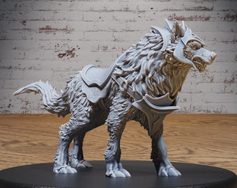 Puede incluir: Una miniatura gris y detallada de un lobo con armadura y una silla de montar. El lobo está de pie sobre una base negra con el texto "BASE SIZE: LARGE (51MM)" y "#010".