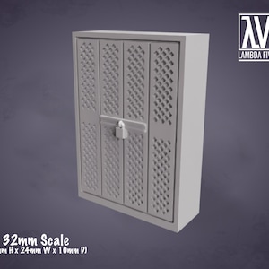 Puede incluir: Una puerta de casillero de metal blanco con un patrón de rejilla y una cerradura. La puerta mide 34 mm de alto, 24 mm de ancho y 10 mm de profundidad.