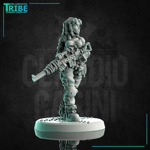 Puede incluir: Una figura en miniatura de plástico gris de un personaje femenino con el pelo largo, que lleva un atuendo futurista y sostiene un rifle. La figura está de pie sobre una base redonda.