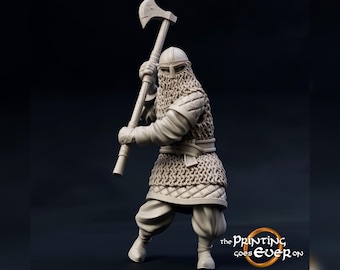 Könnte beinhalten: Eine detaillierte Miniaturfigur eines Kriegers, der eine Kettenhemdrüstung und einen Helm mit Gesichtsmaske trägt und eine hochgehaltene Axt hält. Die Figur ist in hellgrau bemalt.