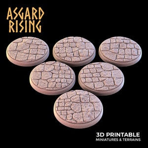 Puede incluir: Seis bases redondas impresas en 3D con textura de piedra. Las bases están diseñadas para miniaturas y terrenos de juegos de mesa.