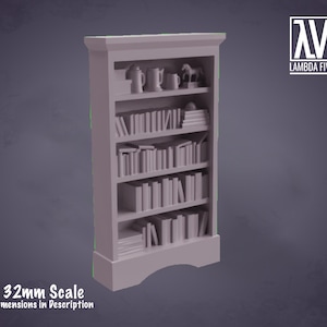 Puede incluir: Un modelo de librería de madera a escala 32 mm con cinco estantes, llenos de libros y objetos decorativos. La librería está pintada de color gris claro y tiene una base ligeramente curvada.