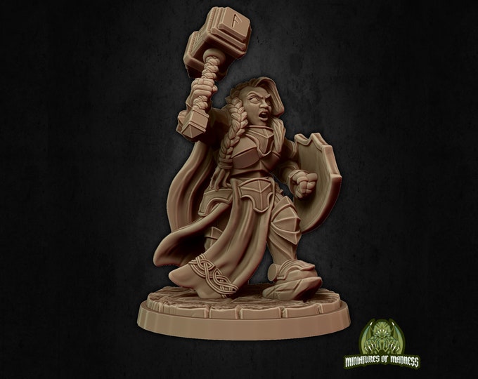 Bryna The Indomitable (Female Dwarf Fighter) - 32mm