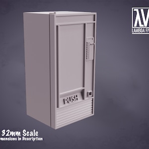 Puede incluir: Un modelo a escala de 32 mm de una máquina expendedora vintage de color gris, con un botón pulsador y una ranura para monedas. La máquina tiene una forma rectangular y un diseño sencillo.