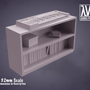 Puede incluir: Un modelo blanco a escala 32 mm de una estantería con un teclado en la parte superior. La estantería tiene dos estantes, uno con una caja y el otro con libros. El modelo está hecho de plástico y está diseñado para su uso en entornos en miniatura.