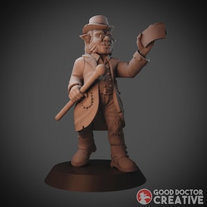 Puede incluir: Una figura impresa en 3D de un personaje con sombrero de copa, gafas y abrigo largo, sosteniendo un bastón y un pergamino. La figura está sobre una base redonda. La figura es de color marrón claro.