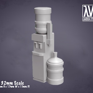 Puede incluir: Un enfriador de agua de plástico blanco con un dispensador y una jarra de agua separada. El enfriador mide 39 mm de alto, 17 mm de ancho y 11 mm de profundidad. Escala 32 mm.