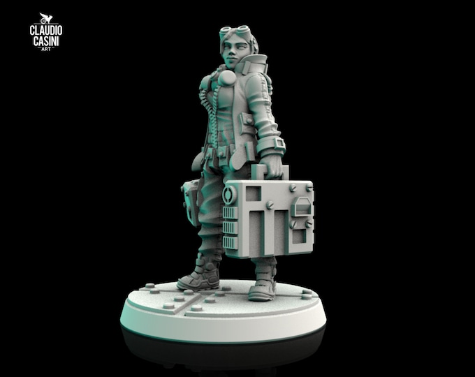 Female Solder with Medkit and Toolbox - 28mm or 32mm - Claudio Casini Art - Also good for post apocalyptic gaming! 0080
