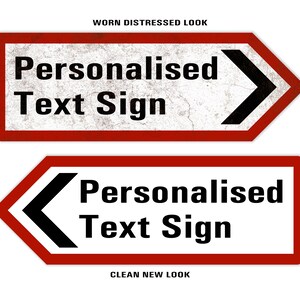 Puede incluir: Dos se&ntilde;ales de flecha rojas y blancas con flechas negras que apuntan en direcciones opuestas. Las se&ntilde;ales tienen el texto "Personalised Text Sign" en negro.