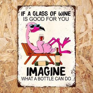 Puede incluir: Un letrero de metal blanco con un flamenco rosa que lleva gafas de sol y sostiene una copa de vino. El letrero dice "Si un vaso de vino es bueno para ti, imagina lo que puede hacer una botella."