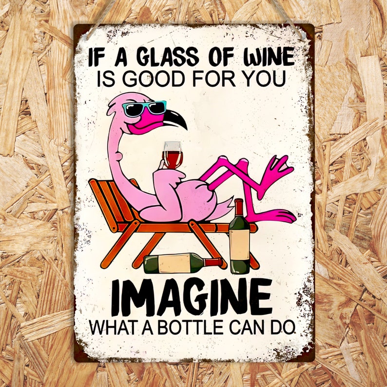 Puede incluir: Un letrero de metal blanco con un flamenco rosa que lleva gafas de sol y sostiene una copa de vino. El letrero dice "Si un vaso de vino es bueno para ti, imagina lo que puede hacer una botella."