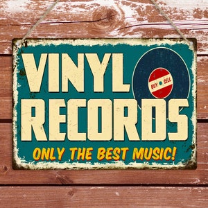 以下が含まれることがあります： ターコイズブルーの背景に黄色い文字で「Vinyl Records」と書かれた、ビンテージスタイルの金属製の看板。スタイリッシュなレコードと赤い円の中に「Buy Sell」の文字が書かれている。看板には「Only the Best Music!」という黄色い文字も書かれている。