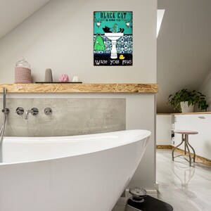 K&ouml;nnte beinhalten: Ein Vintage-Schild aus Metall mit einer schwarzen Katze in einem Badezimmerwaschbecken. Das Schild lautet "Black Cat & Sink Co. Wash Your Paws".
