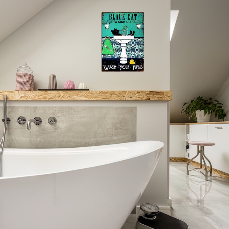 K&ouml;nnte beinhalten: Ein Vintage-Schild aus Metall mit einer schwarzen Katze in einem Badezimmerwaschbecken. Das Schild lautet "Black Cat & Sink Co. Wash Your Paws".