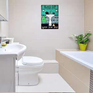 K&ouml;nnte beinhalten: Ein Vintage-Schild aus Metall mit einer schwarzen Katze in einem Waschbecken. Das Schild lautet "Black Cat & Sink Co. Wash Your Paws".