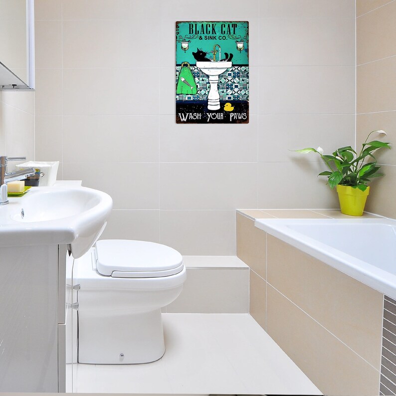 K&ouml;nnte beinhalten: Ein Vintage-Schild aus Metall mit einer schwarzen Katze in einem Waschbecken. Das Schild lautet "Black Cat & Sink Co. Wash Your Paws".