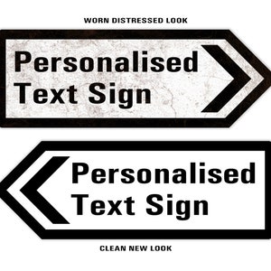 Puede incluir: Dos se&ntilde;ales de flecha en blanco y negro con el texto "Personalised Text Sign" sobre un fondo blanco. La se&ntilde;al superior tiene un aspecto desgastado y deslucido, mientras que la se&ntilde;al inferior tiene un aspecto limpio y nuevo.
