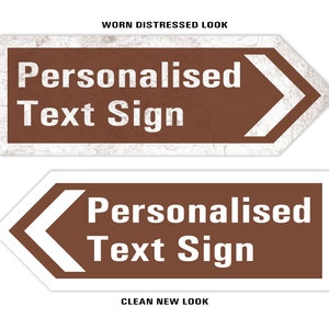Puede incluir: Dos letreros de texto personalizados marrones y blancos con una flecha apuntando hacia la derecha y la izquierda. El letrero superior tiene un aspecto desgastado y deslucido. El letrero inferior tiene un aspecto limpio y nuevo. El texto en ambos letreros dice "Letrero de texto personalizado".