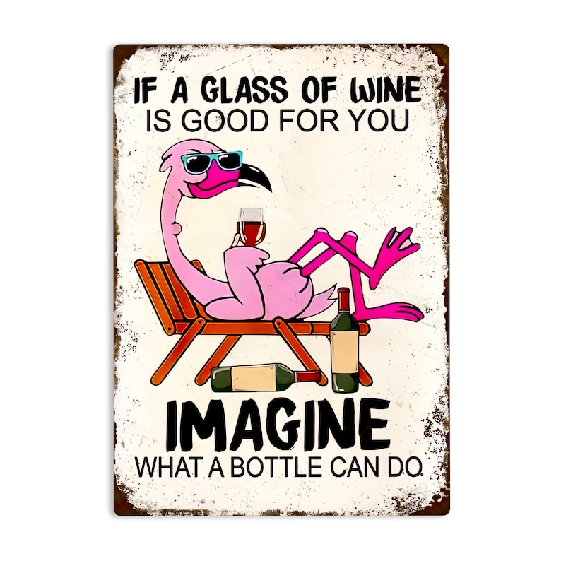 Puede incluir: Un flamenco rosa con gafas de sol y sosteniendo una copa de vino se sienta en una tumbona con dos botellas de vino. El texto dice "Si un vaso de vino es bueno para ti, imagina lo que puede hacer una botella."