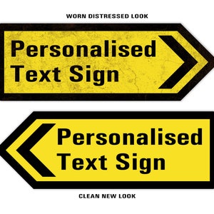Puede incluir: Dos se&ntilde;ales de flecha amarillas y negras con el texto "Personalised Text Sign". La se&ntilde;al superior tiene un aspecto desgastado, mientras que la se&ntilde;al inferior tiene un aspecto limpio.