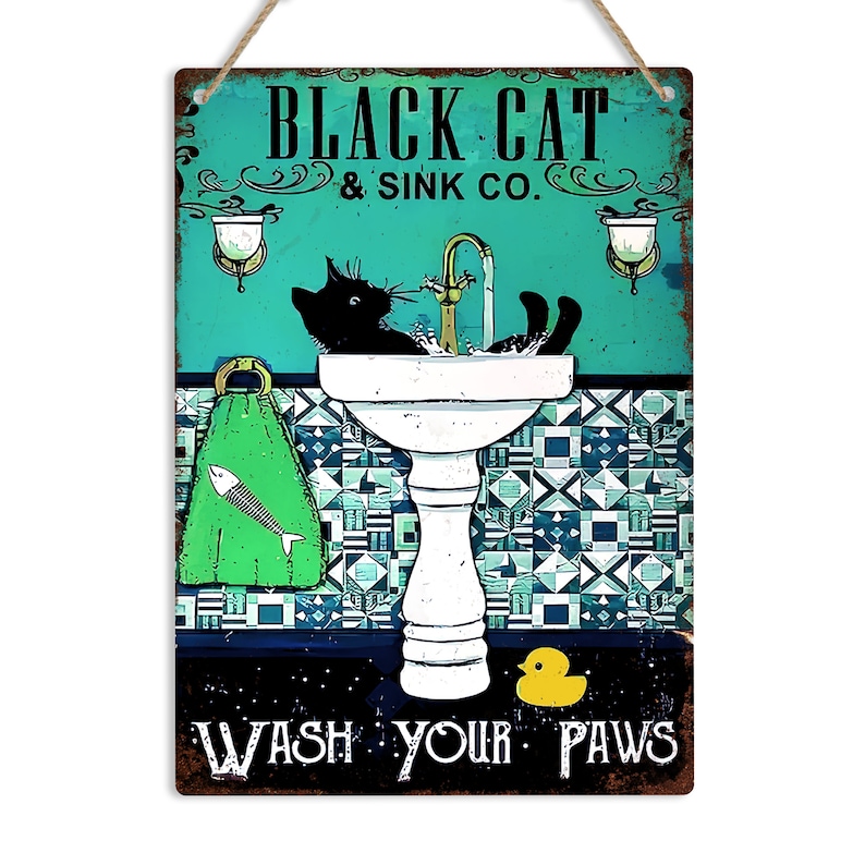 K&ouml;nnte beinhalten: Ein Vintage-Schild aus Metall mit einer schwarzen Katze, die sich die Pfoten in einem wei&szlig;en Porzellanwaschbecken w&auml;scht. Das Schild tr&auml;gt die Aufschrift "Black Cat & Sink Co." und "Wash Your Paws".