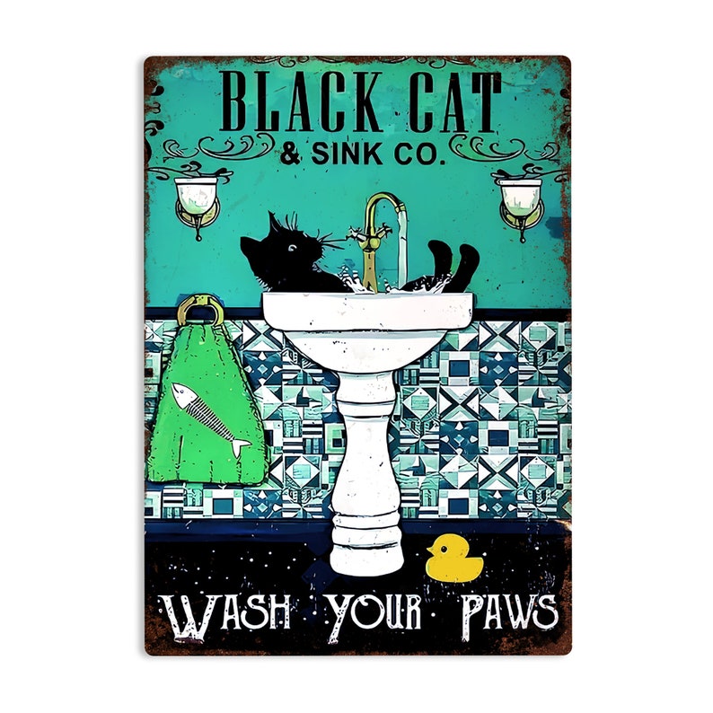 K&ouml;nnte beinhalten: Ein Vintage-Schild aus Metall mit einer schwarzen Katze, die sich in einem wei&szlig;en Porzellanwaschbecken w&auml;scht. Das Schild tr&auml;gt die Aufschrift "Black Cat & Sink Co." und "Wash Your Paws". Der Hintergrund ist t&uuml;rkisblau mit einem gr&uuml;nen Handtuch und einer gelben Gummi-Ente.