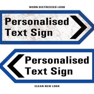 Puede incluir: Dos se&ntilde;ales direccionales azules y blancas con el texto "Personalised Text Sign" en negro. La se&ntilde;al superior tiene un aspecto desgastado y deslucido, mientras que la se&ntilde;al inferior tiene un aspecto limpio y nuevo.