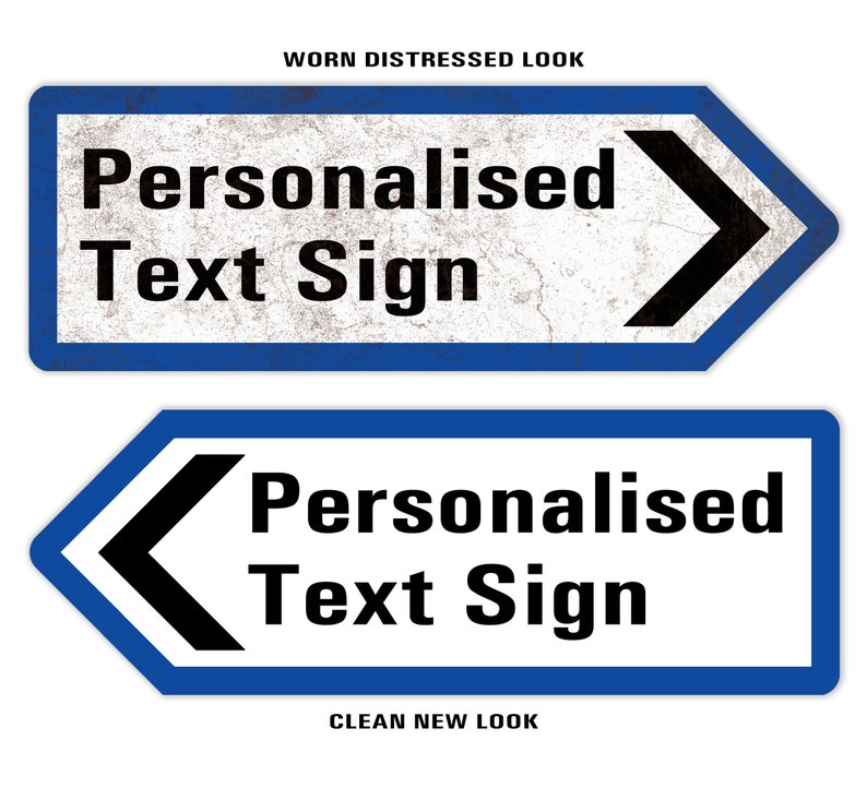 Puede incluir: Dos se&ntilde;ales direccionales azules y blancas con el texto "Personalised Text Sign" en negro. La se&ntilde;al superior tiene un aspecto desgastado y deslucido, mientras que la se&ntilde;al inferior tiene un aspecto limpio y nuevo.
