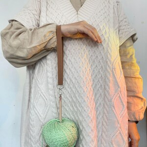 Soporte de hilo para colgar en la muñeca, de madera, con nombre personalizado, portátil, regalo para tejedores de crochet, herramientas de crochet