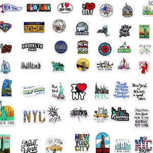 Può includere: Una collezione di adesivi a tema New York con monumenti iconici, paesaggi urbani e frasi. I disegni includono la Statua della Libertà, l'Empire State Building e le parole "New York" e "NYC" in vari caratteri.