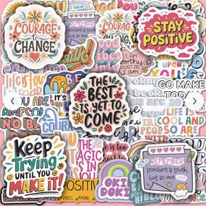Puede incluir: Una colección de pegatinas coloridas e inspiradoras con varias frases como "Courage to Change", "Stay Positive" y "Keep Trying". Las pegatinas presentan diseños florales y de arcoíris, con una mezcla de fuentes y estilos.