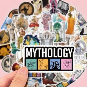 Könnte beinhalten: Ein rechteckiger Aufkleber mit schwarzem Rand und weißem Hintergrund, der das Wort MYTHOLOGY in fetten schwarzen Buchstaben über vier farbigen Quadraten zeigt. Jedes Quadrat enthält die schwarze Silhouette eines Wesens: Pegasus, Kentaur, Hydra und Zerberus.