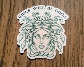 Vinylsticker Girls Will Be Girls Medusa: sticker uit de Griekse mythologie met gorgonen en slangen