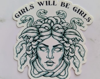 Może przedstawiać: Wykrawana naklejka z ciemnozieloną grafiką liniową przedstawiającą postać Meduzy z wężami zamiast włosów. Tekst GIRLS WILL BE GIRLS jest nadrukowany ciemnozieloną, łukowatą czcionką nad głową. Naklejka posiada białą obwódkę oraz białe tło.
