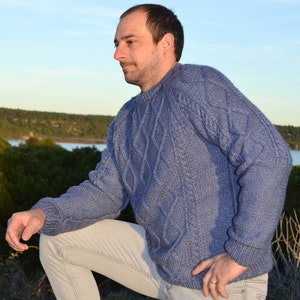 Pull bleu homme col rond taille XL , pull à torsades géométriques, pull homme tricoté main unique