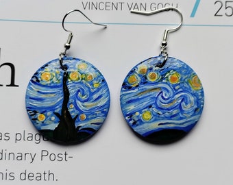 Pendientes de madera inspirados en la Noche estrellada de Van Gogh pintados a mano, ganchos de acero, recubiertos de barniz, pendientes llamativos, arte ponible, regalo para ella