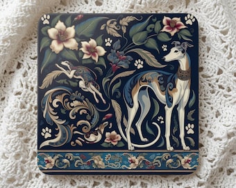 Op de afbeelding: Een vierkante onderzetter met een donkerblauwe achtergrond, voorzien van een gedetailleerde illustratie van een windhond, een kleinere rennende hond, crèmekleurige bloemen, wervelende acanthusbladpatronen en kleine witte pootafdrukken met een bloemenrand.